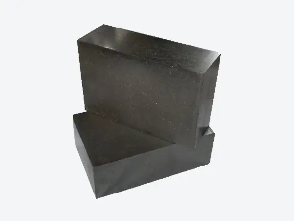 Sintered microporous alumina carbon brick